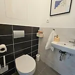 Апартаменты Trendy & Quiet Urban Oasis Flat *